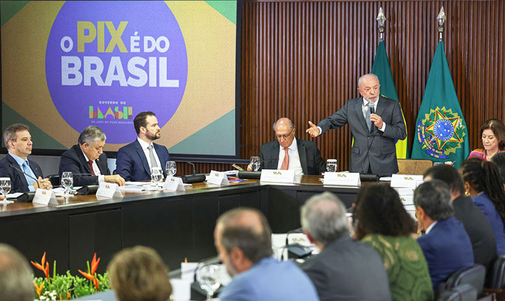 Lula manda recado aos entregistas: Brasil não vai abaixar a cabeça