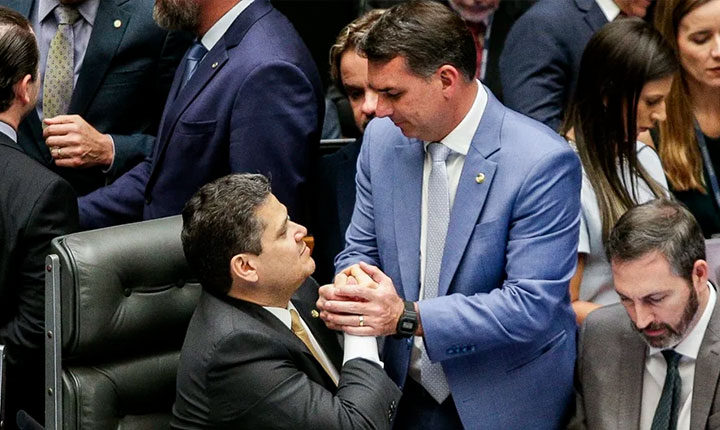 PEC de Flávio Bolsonaro abre caminho à precarização e tenta frear fim da escala 6×1